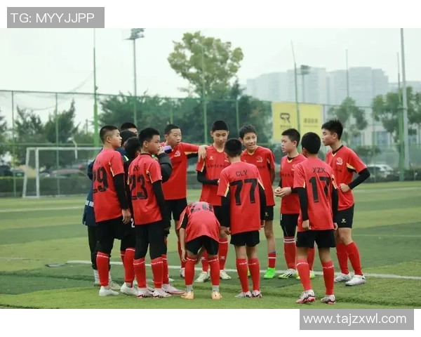 足球明星风采：聚焦球场背后的英雄魅力与独特个性展示