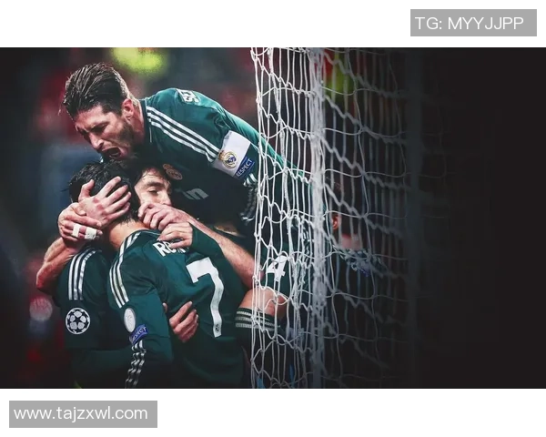 四大足球巨星高清帅气照片欣赏 顶级球场偶像魅力全景展现